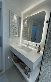 banheiro-com-espelho-boleado-vertical.png